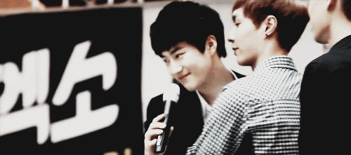 pandreos:  yixing giving junmyeon a kiss ♡     