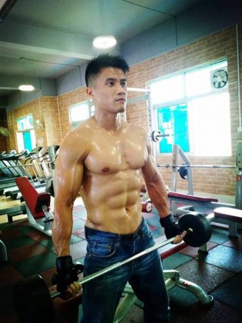 surfsurf69:  chinesegaypic:  大陆某健身教练  讚 