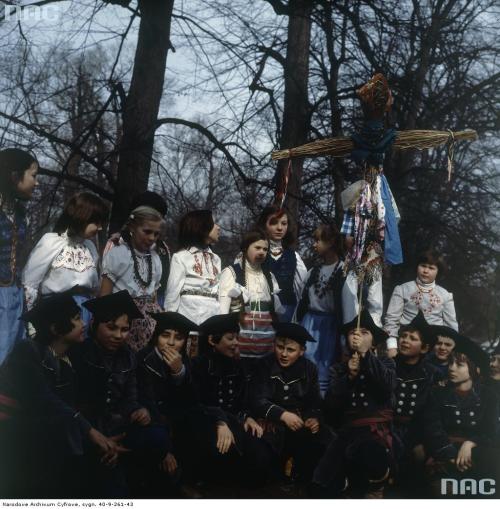 lamus-dworski:Kids with an effigy of Marzanna, Warsaw, Poland, 1980 [images via NAC].Custom of burni