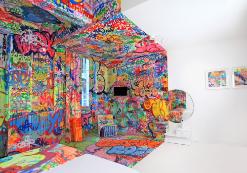 artmesohard:  French Graffiti artist Tilt has transformed a Marseille Hotel Room with incredible artwork.The room was divided in half by a clear line with one side being entirely white and the other being completely covered in graffiti, including the