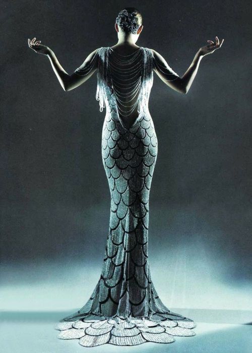 sirensongfashion:Kate Moss wears Givenchy Haute Couture (by Alexander McQueen), photographed by Mari