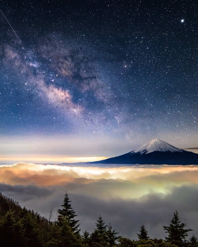 rainie-is-seasonchange:Milky way over Mount Fuji.Yamanashi, Japan.