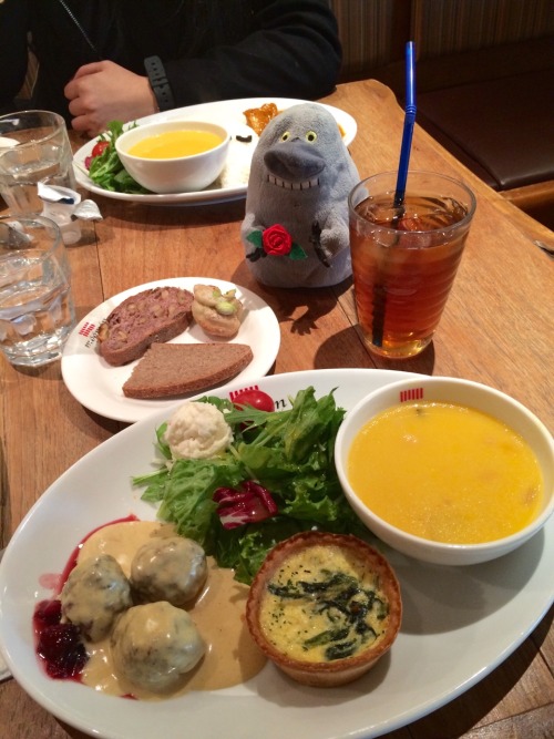 hanpanman:  11.04 Moomin cafe!!!!! All you can eat bread buffet (with hattifattener bread tongs). Wh
