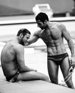 maybeinabluemoon:  hoscos:   The comfort of a friend.Marc Minguell with another Spanish waterpolo player@marcmin6   quizás, quizás, quizás  