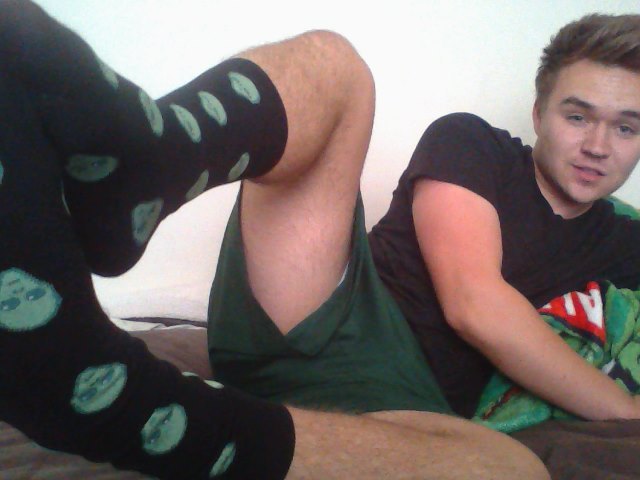 snorlaxatives:  YOOOOOOOO THANKS TO WHOEVER GOT ME THESE ALIEN SOCKS FROM MY WISHLIST