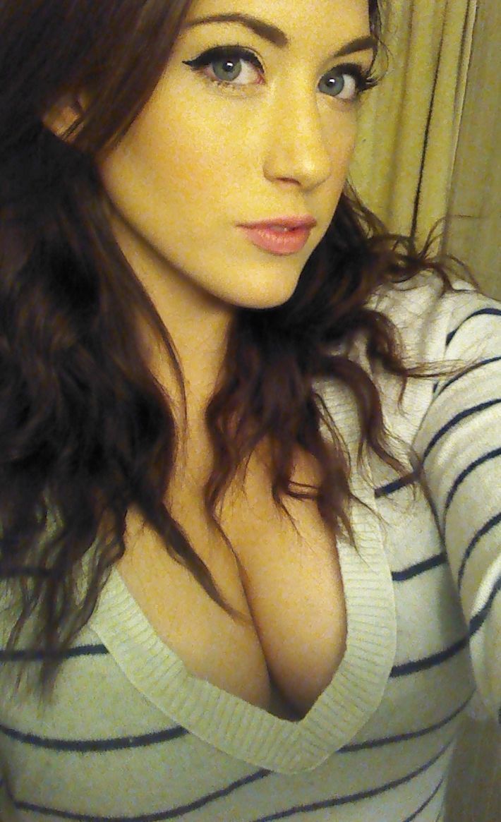 jenakrone:  Attractive selfshot with perfect body http://is.gd/jdG462smSaM7V9W 
