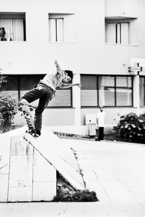 Kyron Davis, nosegrind revert.Photo by Henry Kingsford