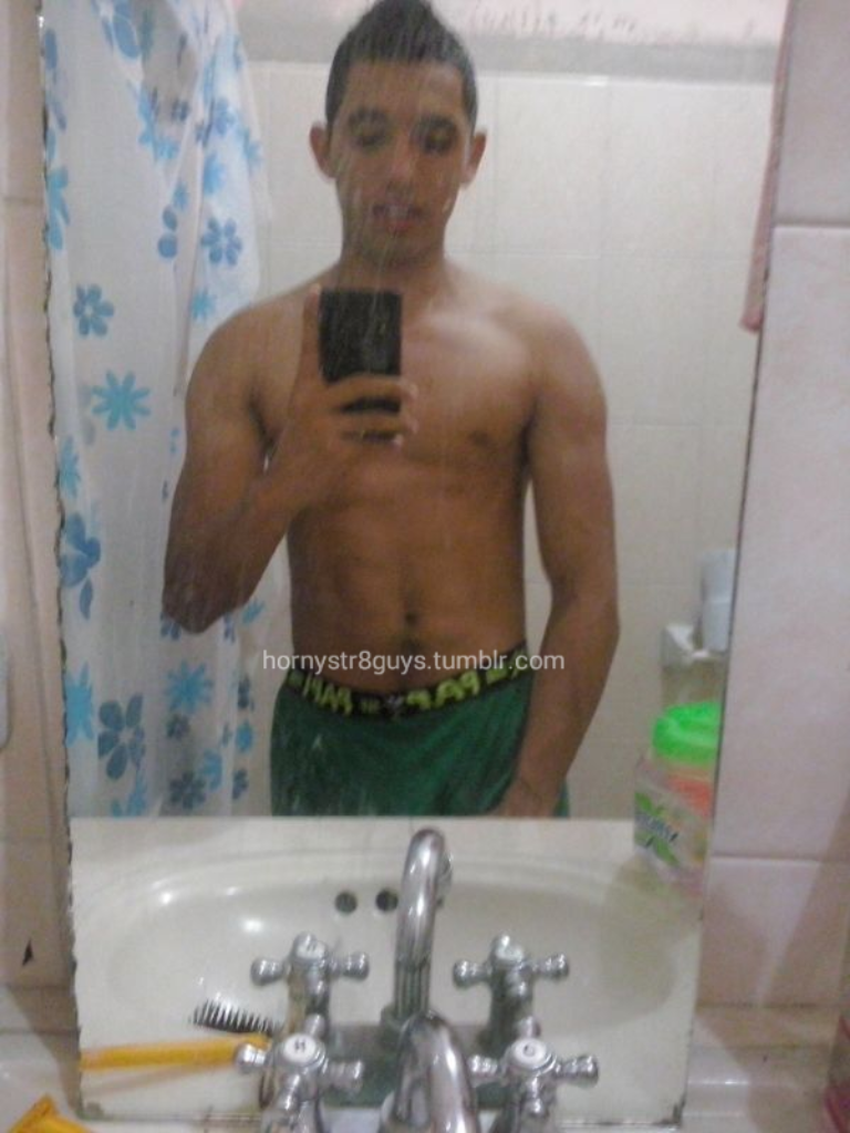 hornystr8guys:  José / 21 años / Yucatán   ¡Feliz inicio de semana!  Aquí les