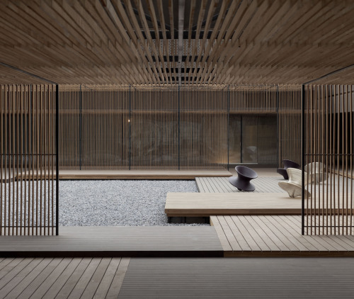 dezeen:
“Shanghai studio Neri&Hu has completed its largest project to date – a total overhaul of a hotel in China, which features an entrance surrounded by a forest of bronze columns »
”