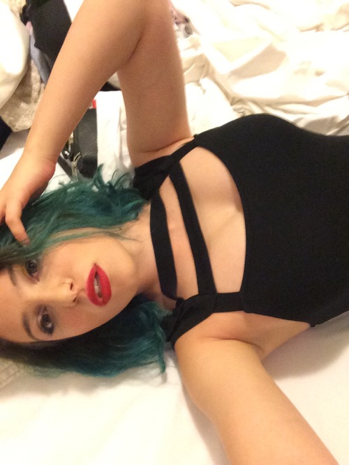 ruthyless:  why thank u yes I do look magnificent tonight