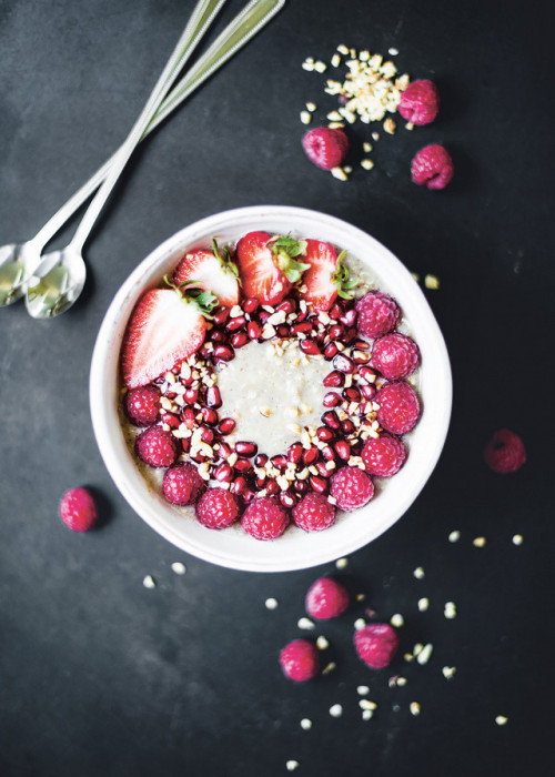 Creamy vanilla quinoa porridge with berries. 