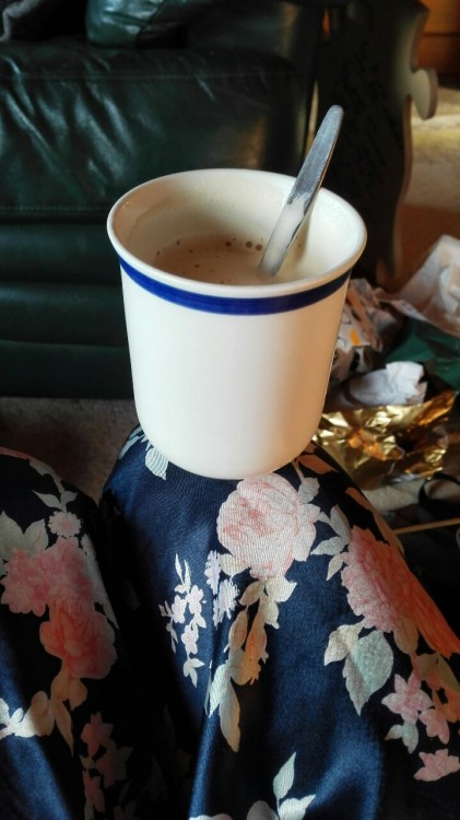 laurelgienah:  Am I the only person who balances my coffee on my knee? I only noticed that I do it the other day when my Nana and auntie pointed it out and asked me to stop for fear of it falling. Here I am at it again? I don’t know why? It’s a good