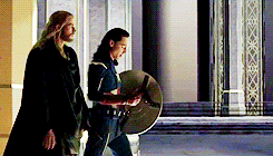 militarytony:thorsty:Tom Hiddleston as Captain America (x)Look at Tom’s tiny little bottom.. *____*