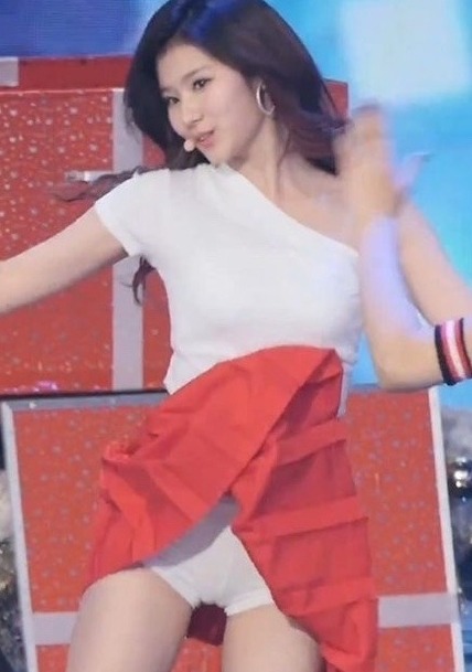 jerkoff2twicegirls - Check out Sana’s slutty camel toe 仔細看看Sana迷人的駱駝蹄…騷！Caption - sweet Sana dancing...