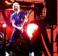 that-irish-mofo:  Sometimes I think Niall forgets that he is in fact a member of
