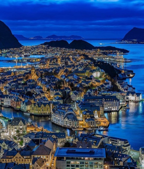 i-traveltheworld: Alesund, Norway