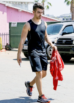 jonasgalaxy:  Joe Jonas spotted leaving the