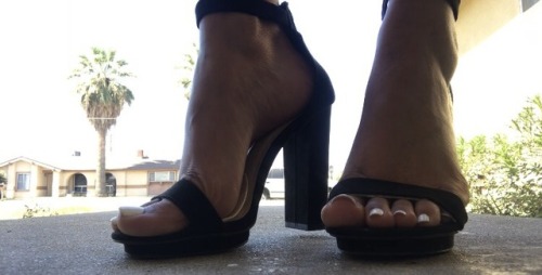piesdeunaprincessa:Feet of the Princess in some black platform strapped heels