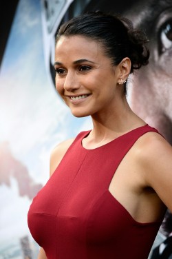 kn0wy0u:  Emmanuelle Chriqui  @ kn0wy0u.tumblr.com