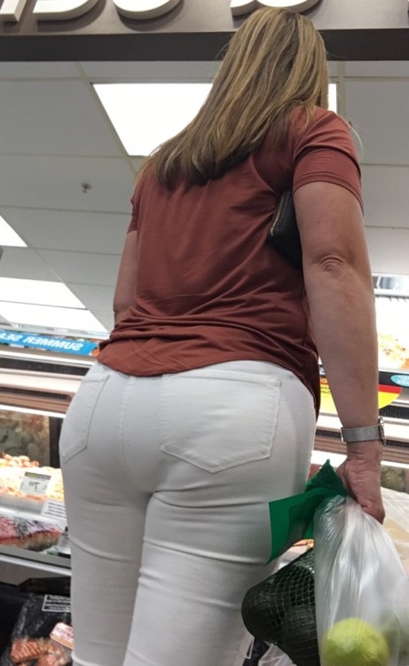 shortskirtsshortshorts: There is a lot of ass in those jeans! But it’s the panty lines that got me.