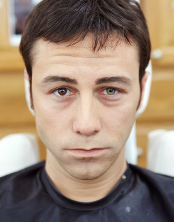 jglnews:  Trippy picture of Joe during his make-up transformation into Bruce Willis for Looper Kazuhiro Tsuji altered his ears, eyebrows, nose, lips and chin with prosthetic make-up, and made him wear green contacts.  