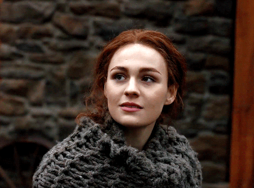 gifshistorical:Sophie Skelton as Brianna Fraser | Outlander 4.10
