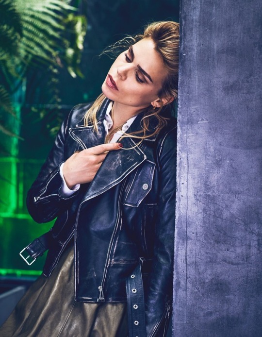 piperwhittaker:  tinyconfusion:   the movie we deserve   The Doctor and Rose Tyler as it s h o u l d be. 