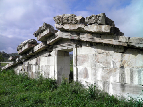 classicalmonuments:Temple of ArtemisLeukophryeneMagnesia on the Maeander2nd century BCEThe temple of