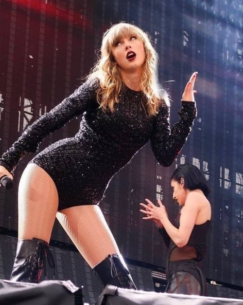 taylorswiftslegsarchive: Too hot to handle