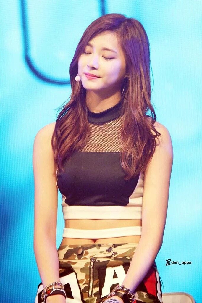jeonkookedaf:  CHOU TZUYU IS SUCH A GODDESS ; u ;