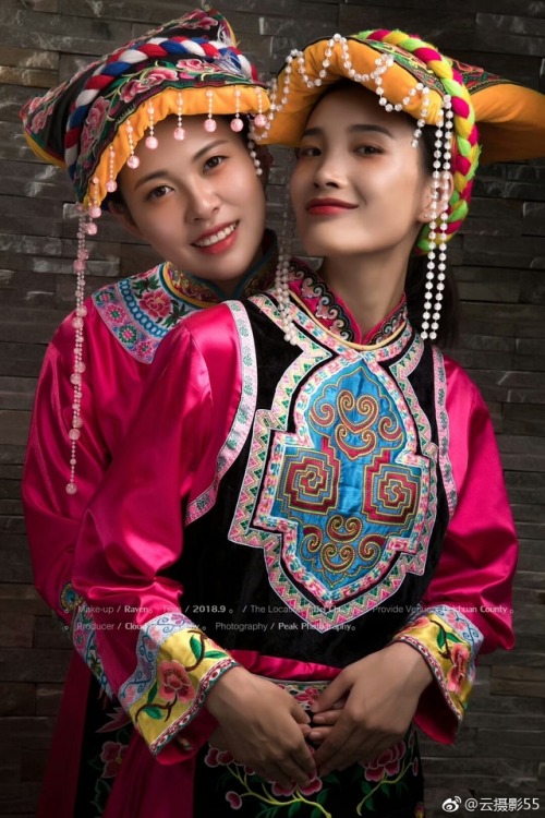 Photoshoot of two women of the Qiang ethnicity in Mianyang