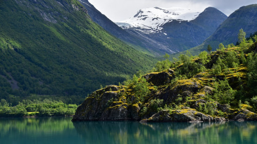 photosofnorwaycom:Norwegian shimmer by Steve took it The sun peeking thorough the clouds turned the 