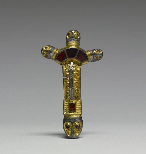historyarchaeologyartefacts:Ostrogothic crossbow fibula, 5th century CE. Made of gilt silver, glass 