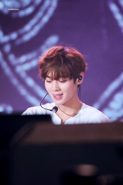 fyeah-parkjihoon:© lovespace ☁︎ do not edit or crop logo