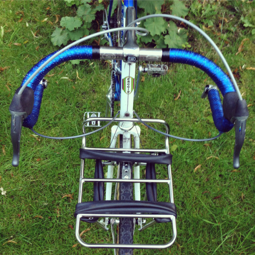 sic-olsen:Kabelage etwas ufjeräumt. Picknick-Bike startklar - Sommer kann kommen!  #frontrack #pelag