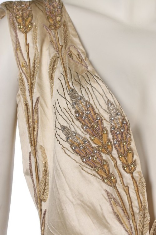 Worth evening dress ca. 1900, altered 1930′sFrom Kerry Taylor Auctions