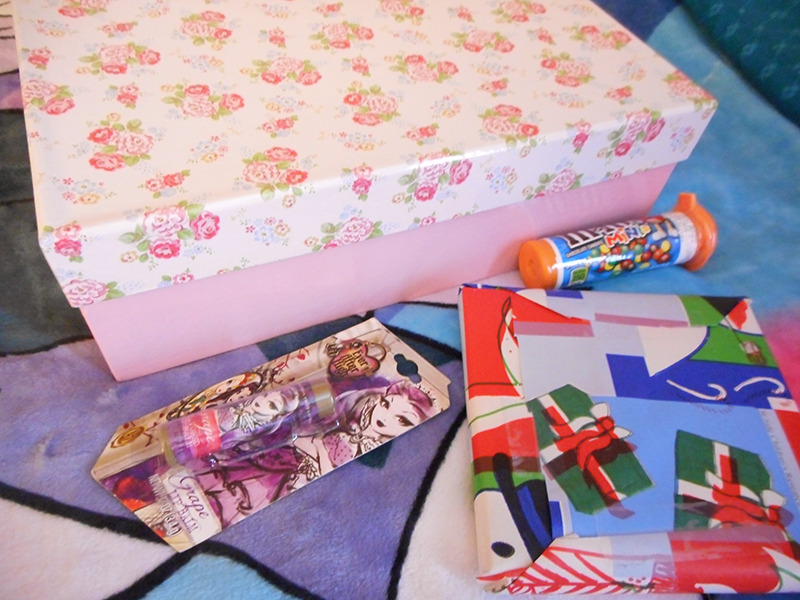 EEEE I GOT GIFTS FROM @synnesai and @dartty today !!! ;o; omg im yeeellllingggg,