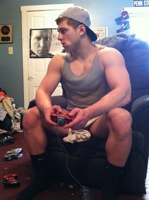 hyphap:thismisterman:Jake was sitting in the frat bedroom playing Smash Bros. when his other two roo