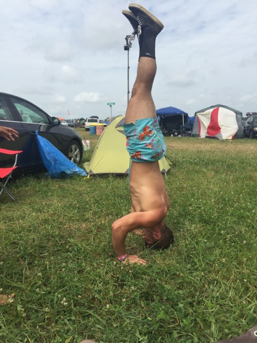cchhrriisss:  Headstands at bonnaroo!