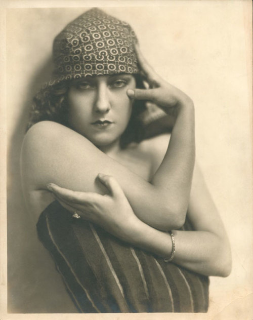 drrestless:  Portrait (863): Gloria Swanson, 1922 ca. (ph. Nickolas Muray)
