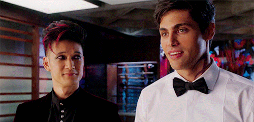 theparabatri:#tag yourselves i’m magnus telling robert he and alec aren’t in love before proceeding 