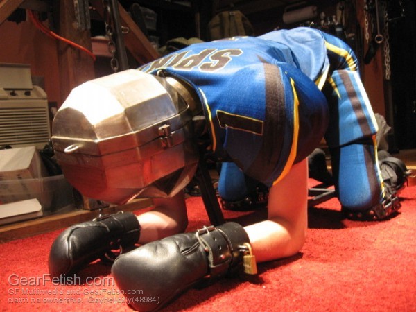 captivetortureobject:  Now this is the way an object should be hooded.  Man in the