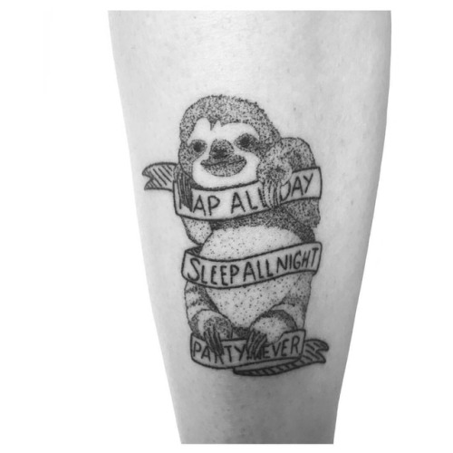 Healed By an idea of Amanda Kirk. . . . . . . . #handpoked #sloth #tattoo #handpoketattoo #punctuur 