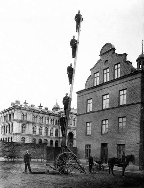 Pompiers suédois posant sur une échelle, vers 1900.