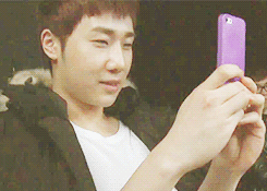 chandoo:  sunggyu’s way of unsuspiciously filming videos     