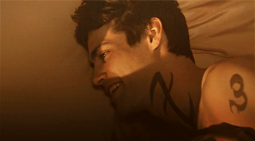 Magnus Bane And Alec Lightwood In Shadowhunters: 2x18 “awake, Arise, Or Be Forever Fallen”