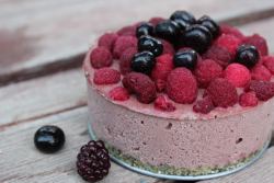 happyvibes-healthylives:  Raw Berry Cheesecake