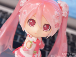 kittycatkissu:  ohnoraptors:  【国内工場出荷第1弾商品】「ねんどろいど 桜ミク Bloomed in Japan」♥︎  scale scale scale scale omg i need a scale of this Sakura Miku PLZ 