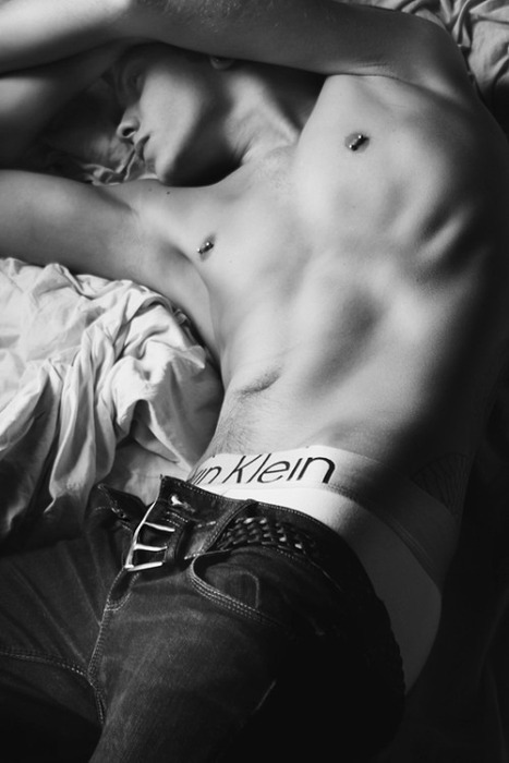 ladnkilt:  THE BEAUTIFUL INNOCENCE AND MASCULINE GRACE OF THE RECLINING OR SLEEPING