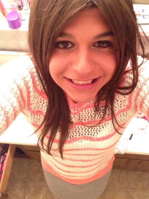 cocky-cuties: mayasparkle:  Oye papi, vuélveme loca ❤️  Love this cutie!